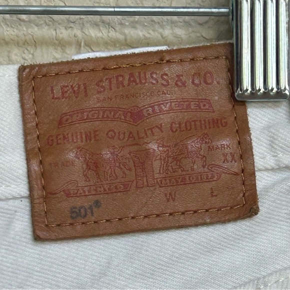 Levi’s 501 Women’s W25 White Distressed Cutoff Denim Shorts Raw Hem Button Fly - Picture 8 of 10